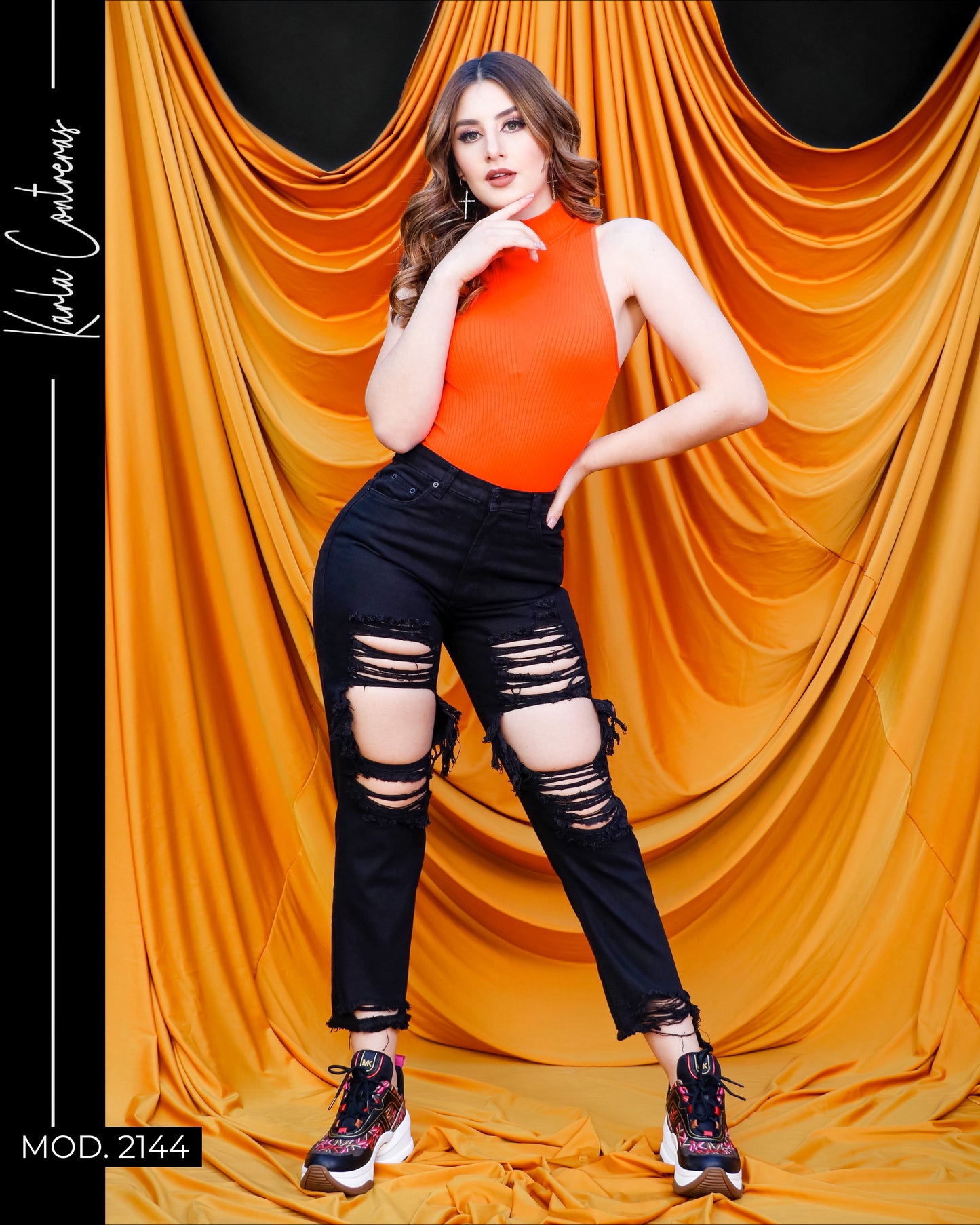Jeans momfit, rasgado, color negro.