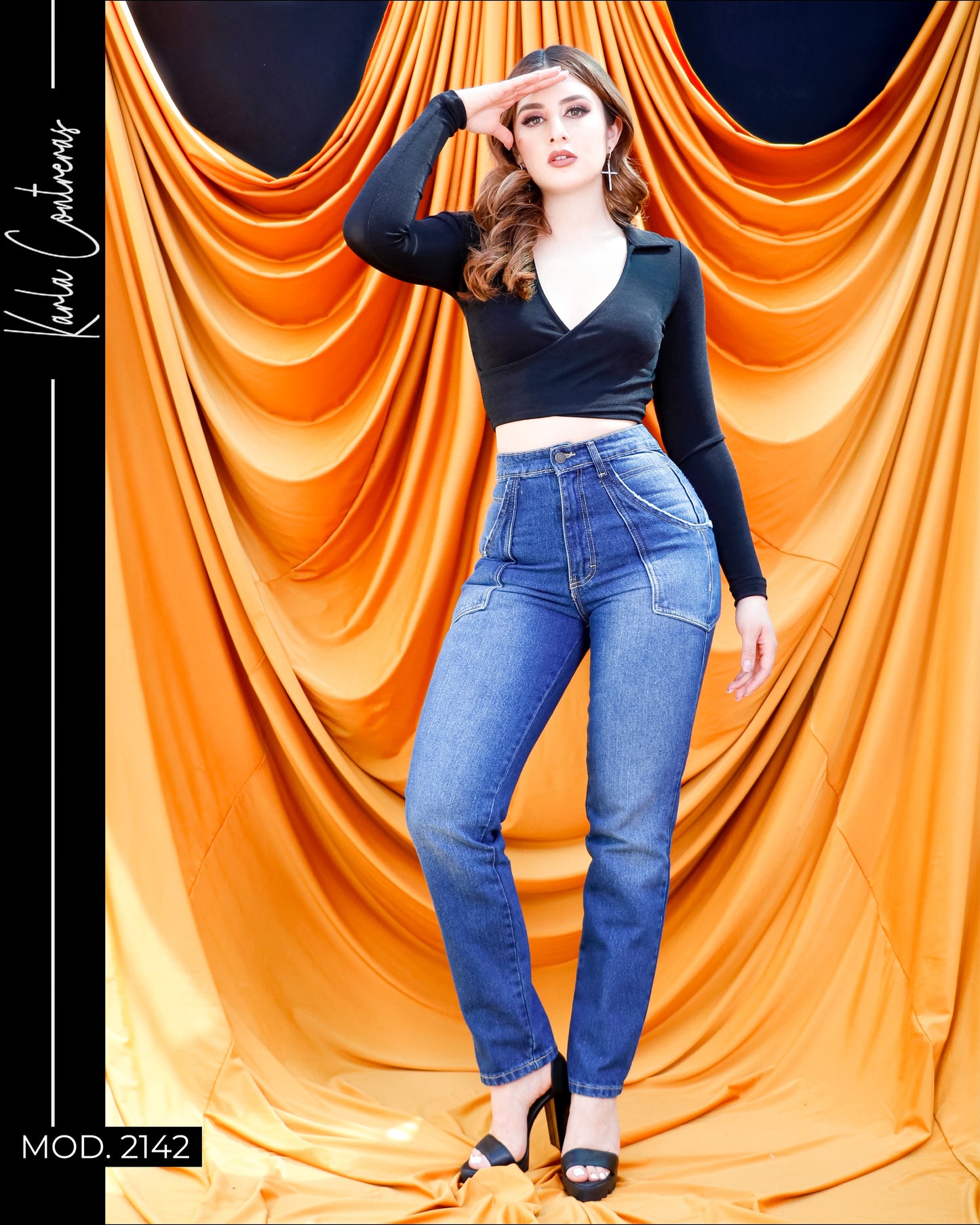 Jeans Momfit, con bolsa amplia, azul.