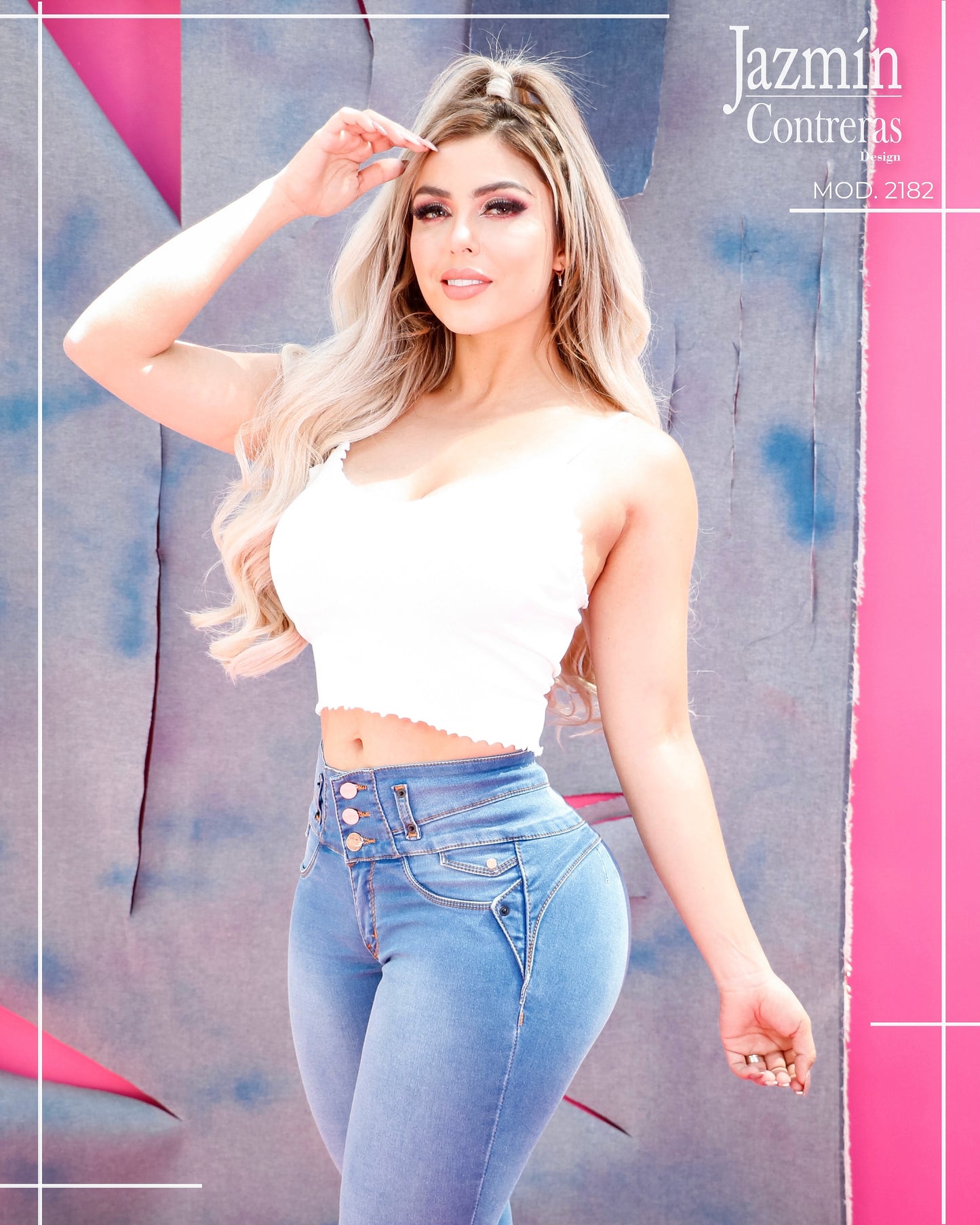 Jeans corte colombiano, 3 botones, sin bolsas traseras.
