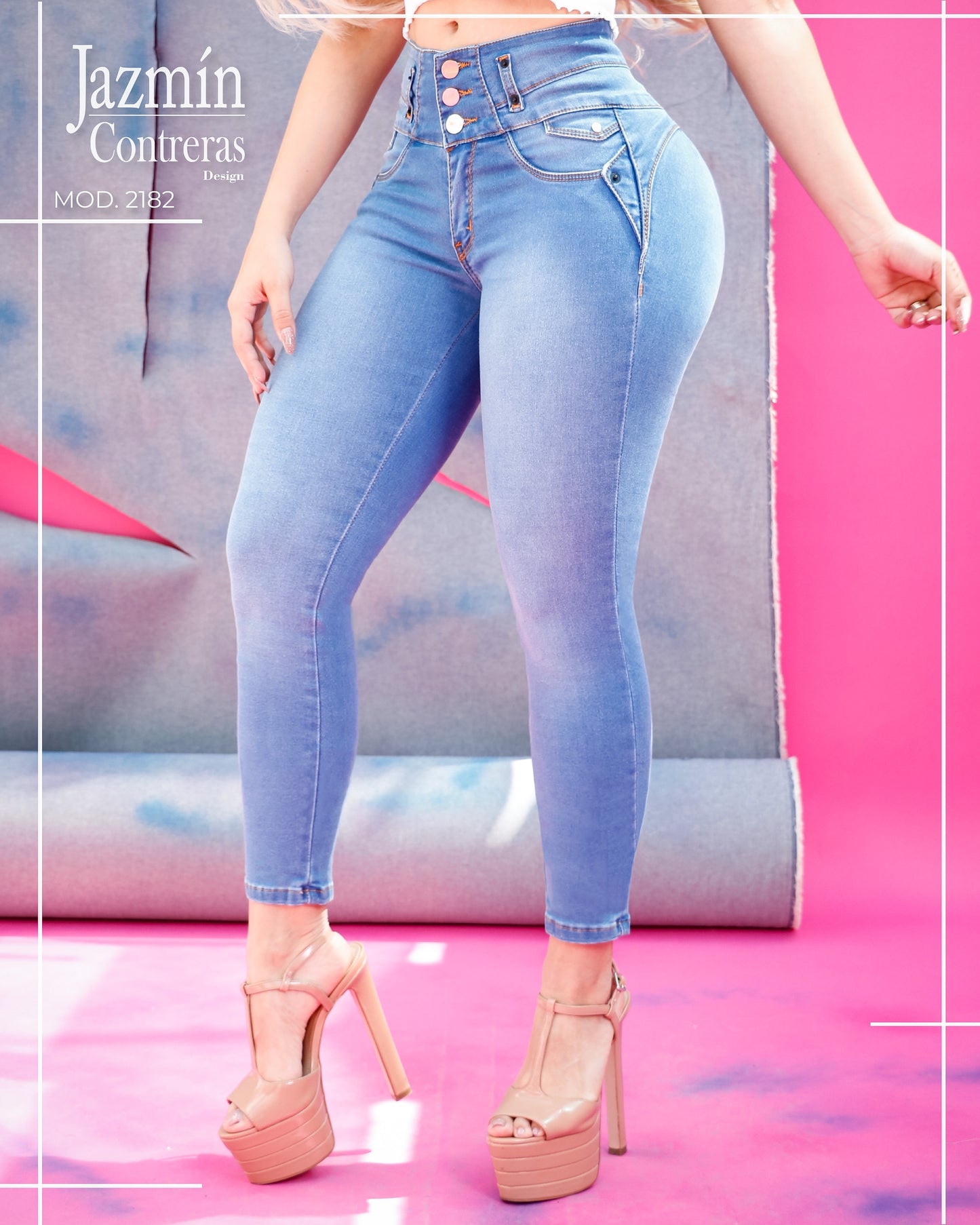 Jeans corte colombiano, 3 botones, sin bolsas traseras.