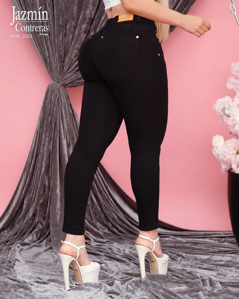 Jeans corte colombiano, con remaches en dorado