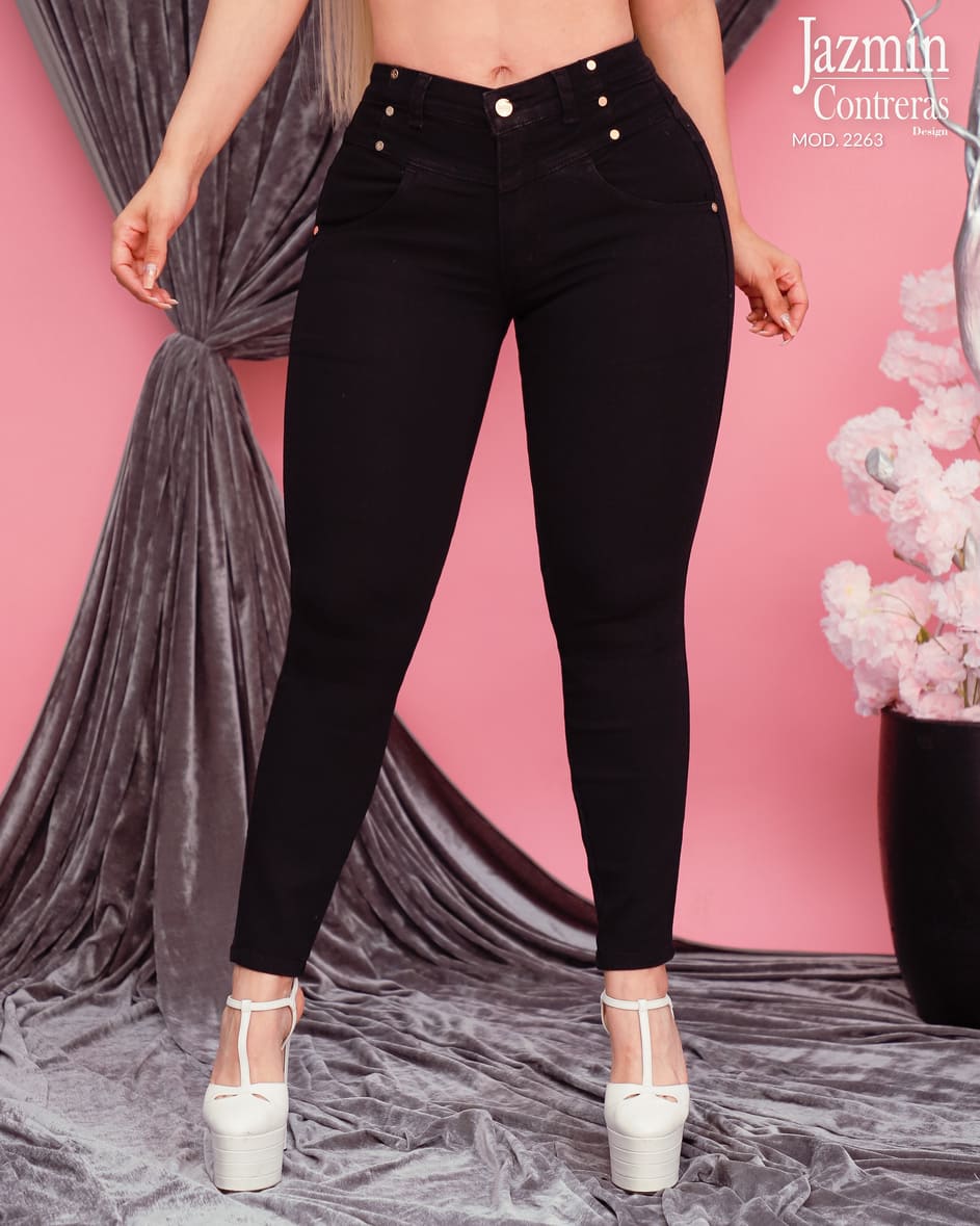 Jeans corte colombiano, con remaches en dorado