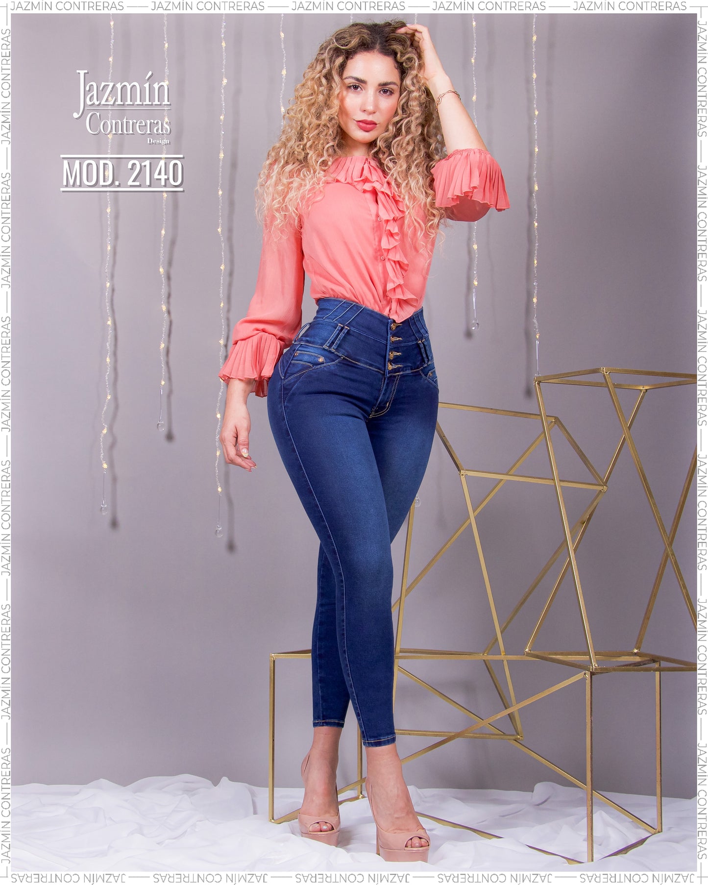 Jeans corte colombiano, 4 botones, sin bolsas traseras.