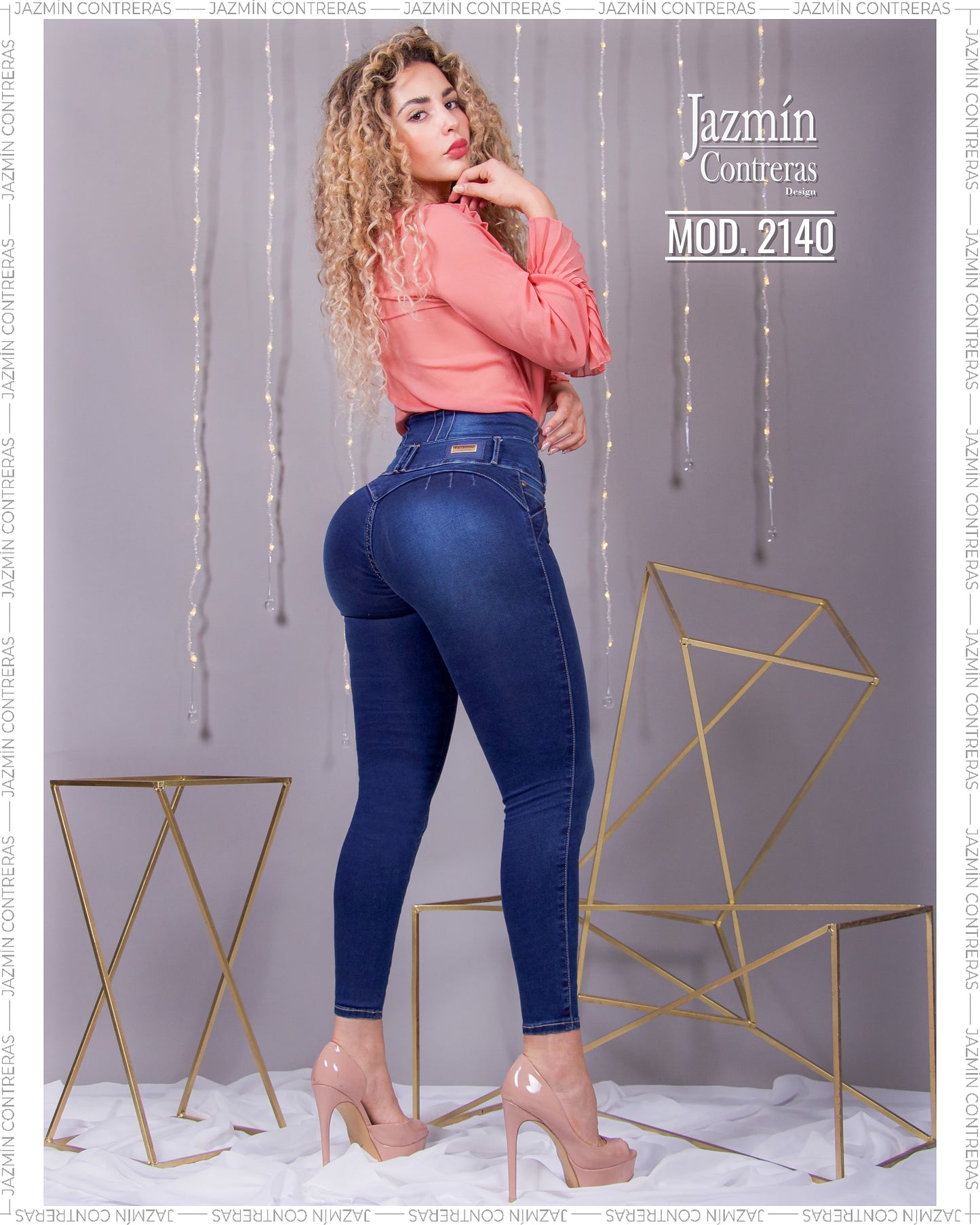 Jeans corte colombiano, 4 botones, sin bolsas traseras.
