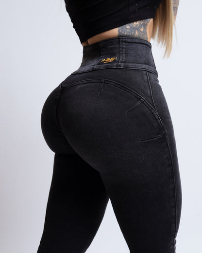 Jeans corte colombiano, pretina ancha, tiro alto