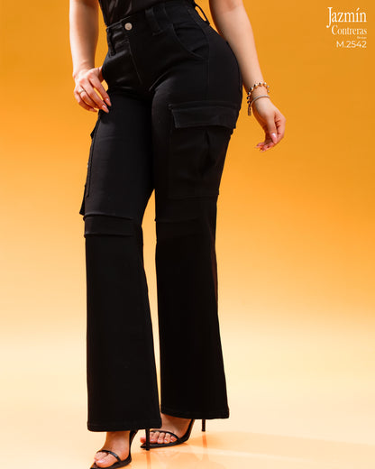 Jeans cargo, negro con bolsas traseras.