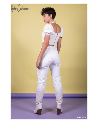 Jeans Momfit sin bastilla, roto, en color blanco.