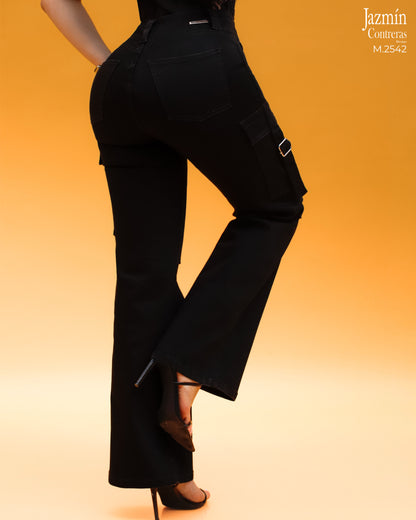 Jeans cargo, negro con bolsas traseras.