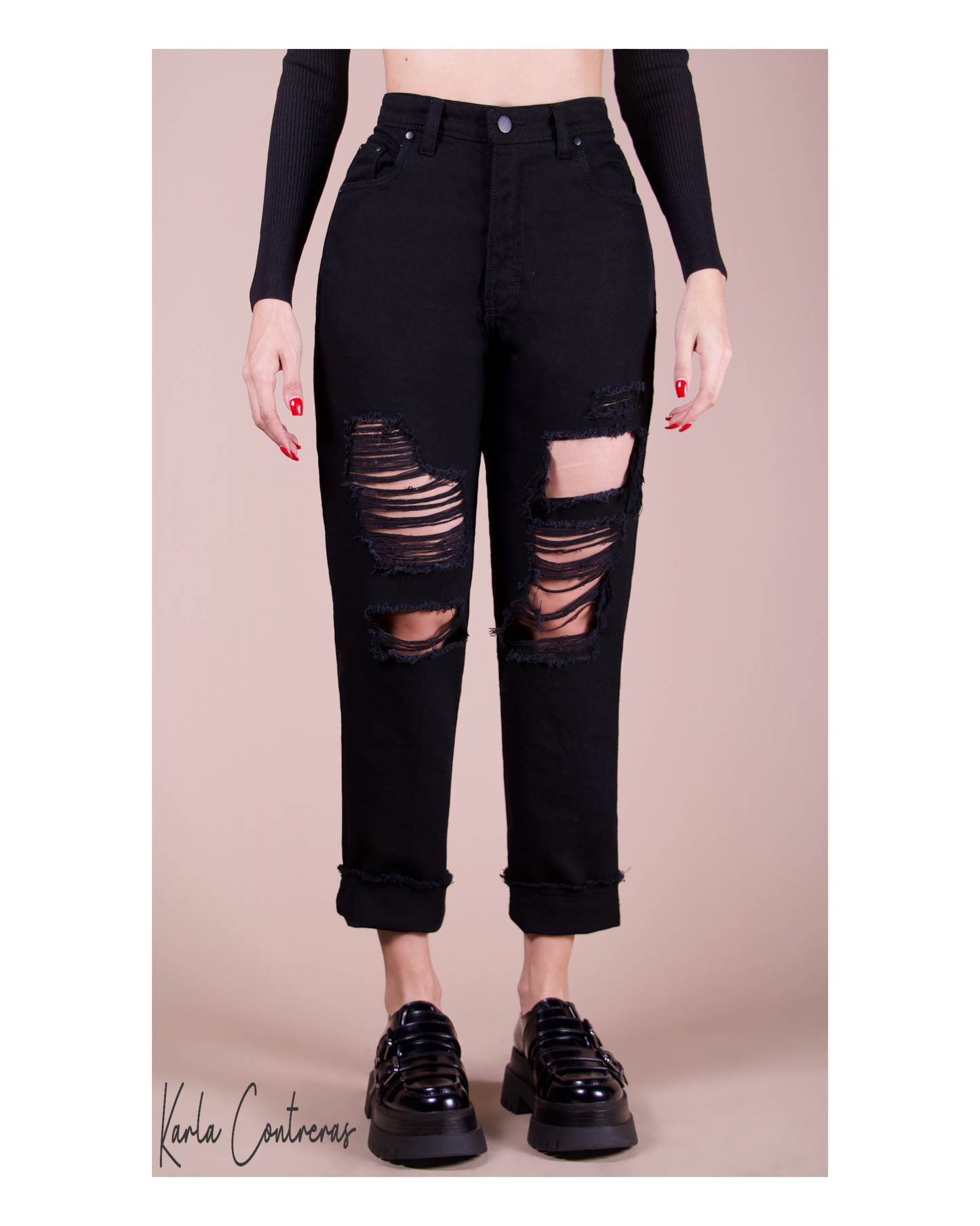 Jeans Momfit basico, con roturas, negro.