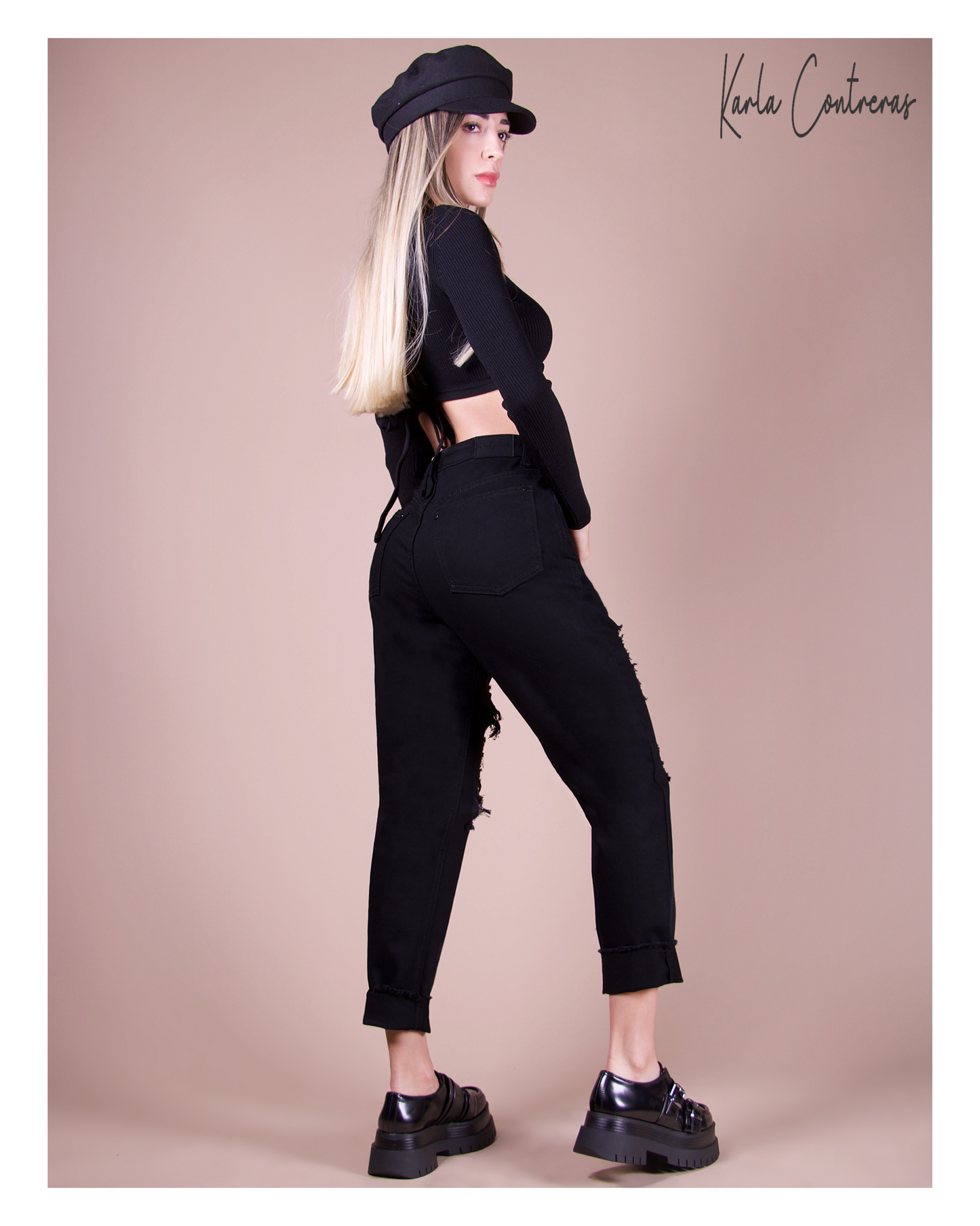 Jeans Momfit basico, con roturas, negro.