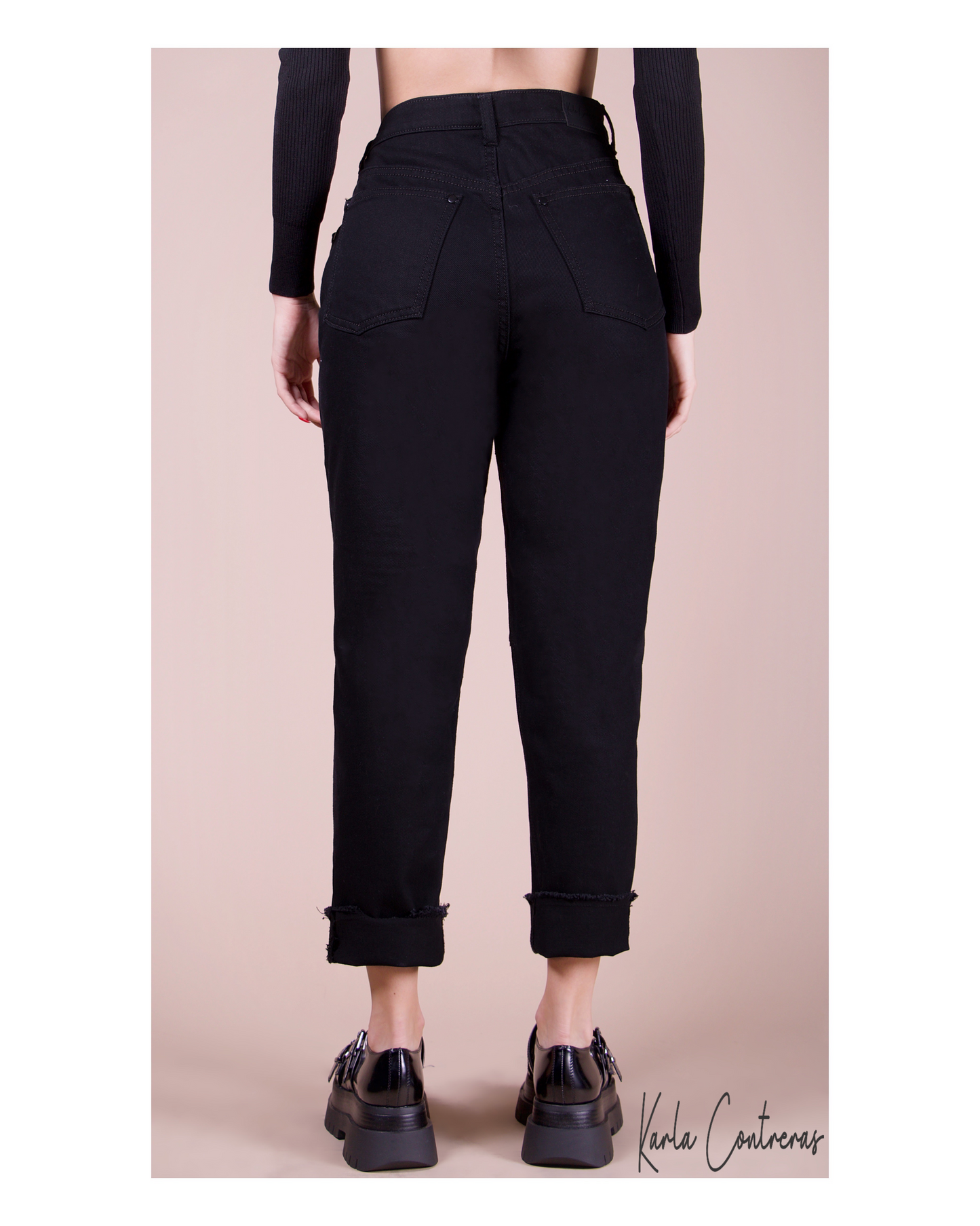 Jeans Momfit basico, con roturas, negro.