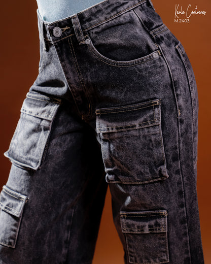 Jeans cargo, tono nero-cafe.