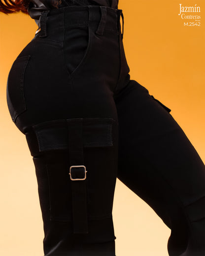 Jeans cargo, negro con bolsas traseras.
