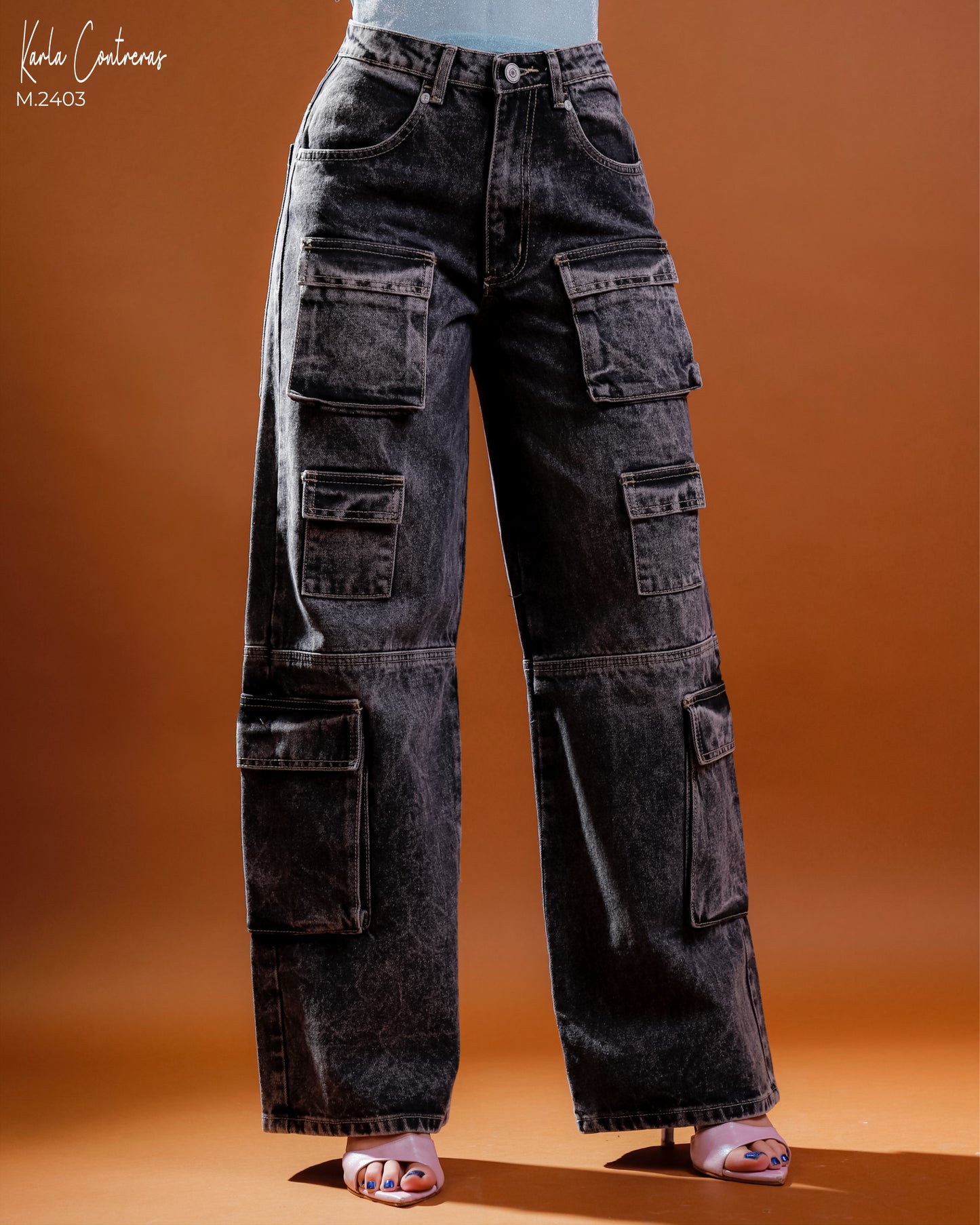 Jeans cargo, tono nero-cafe.