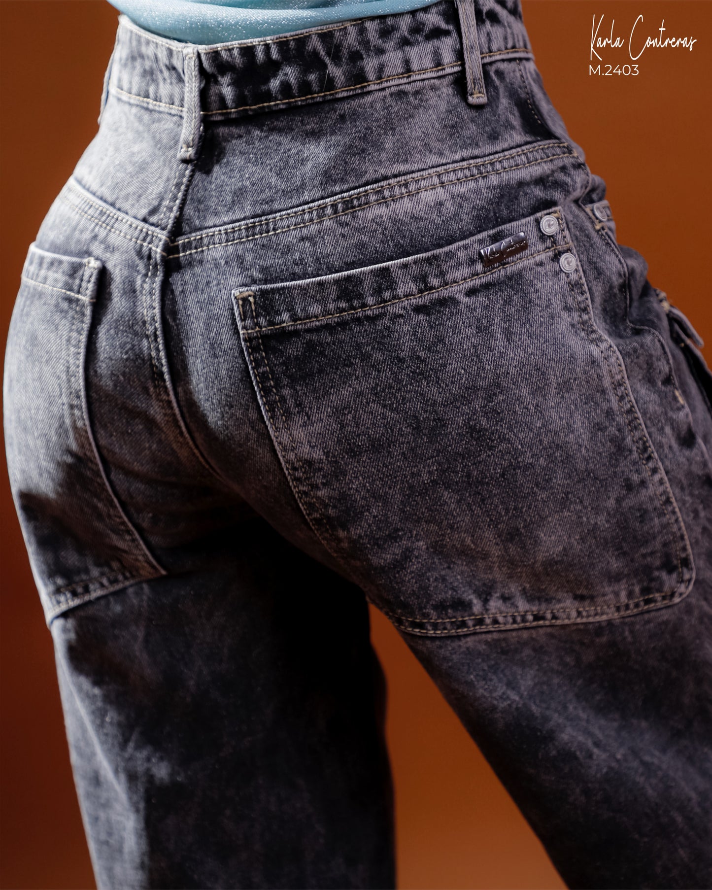 Jeans cargo, tono nero-cafe.