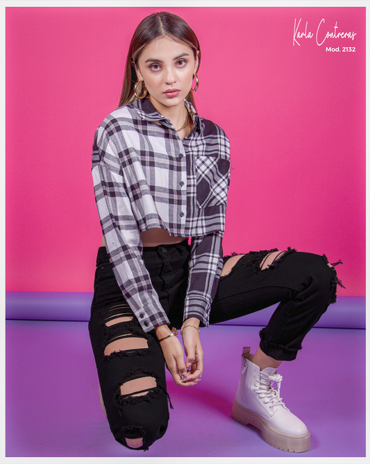 Jeans Momfit negro, con diseño rasgado.
