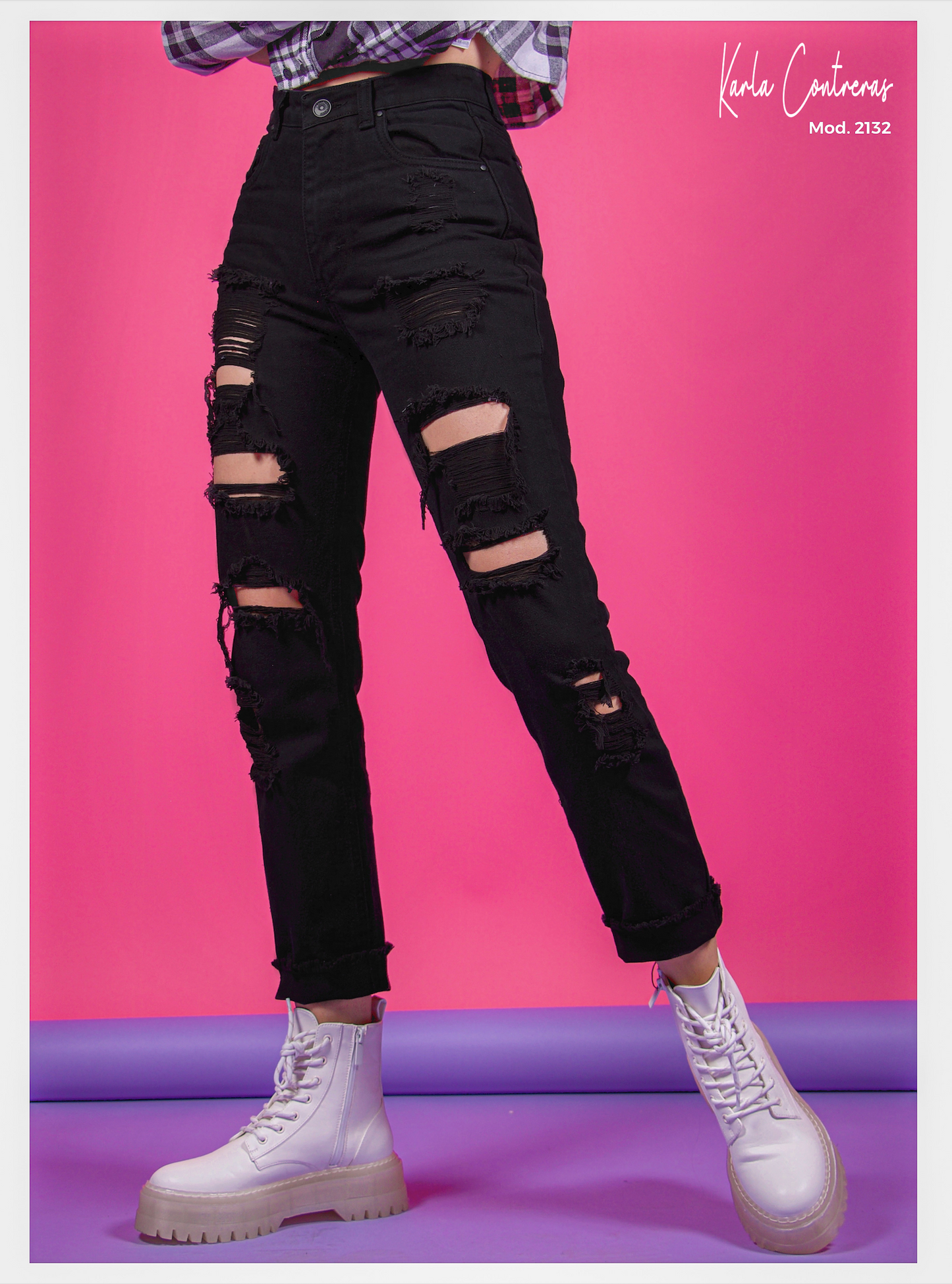 Jeans Momfit negro, con diseño rasgado.