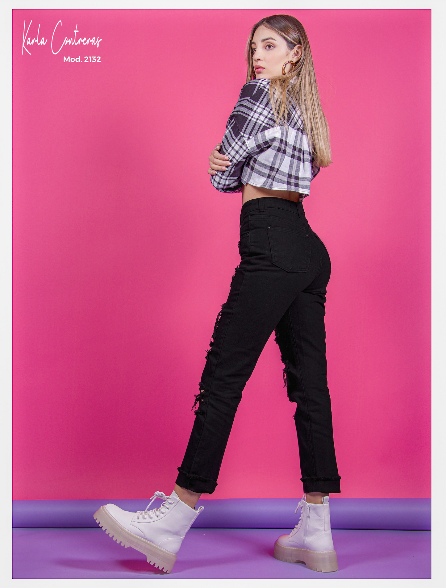 Jeans Momfit negro, con diseño rasgado.