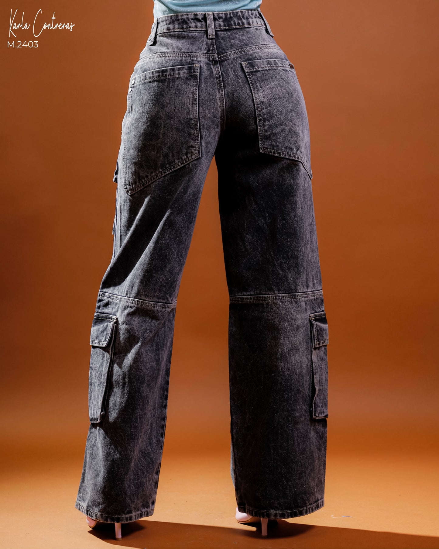 Jeans cargo, tono nero-cafe.