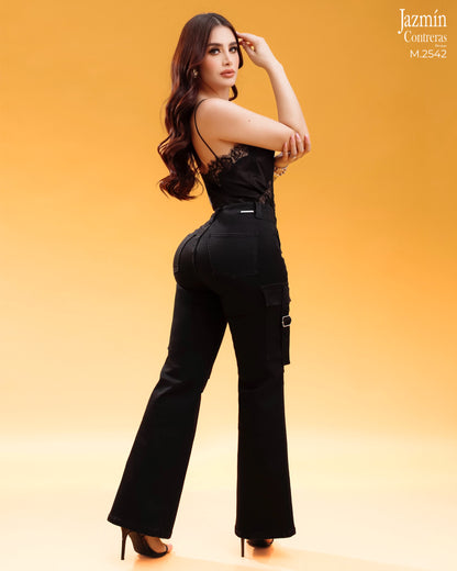 Jeans cargo, negro con bolsas traseras.