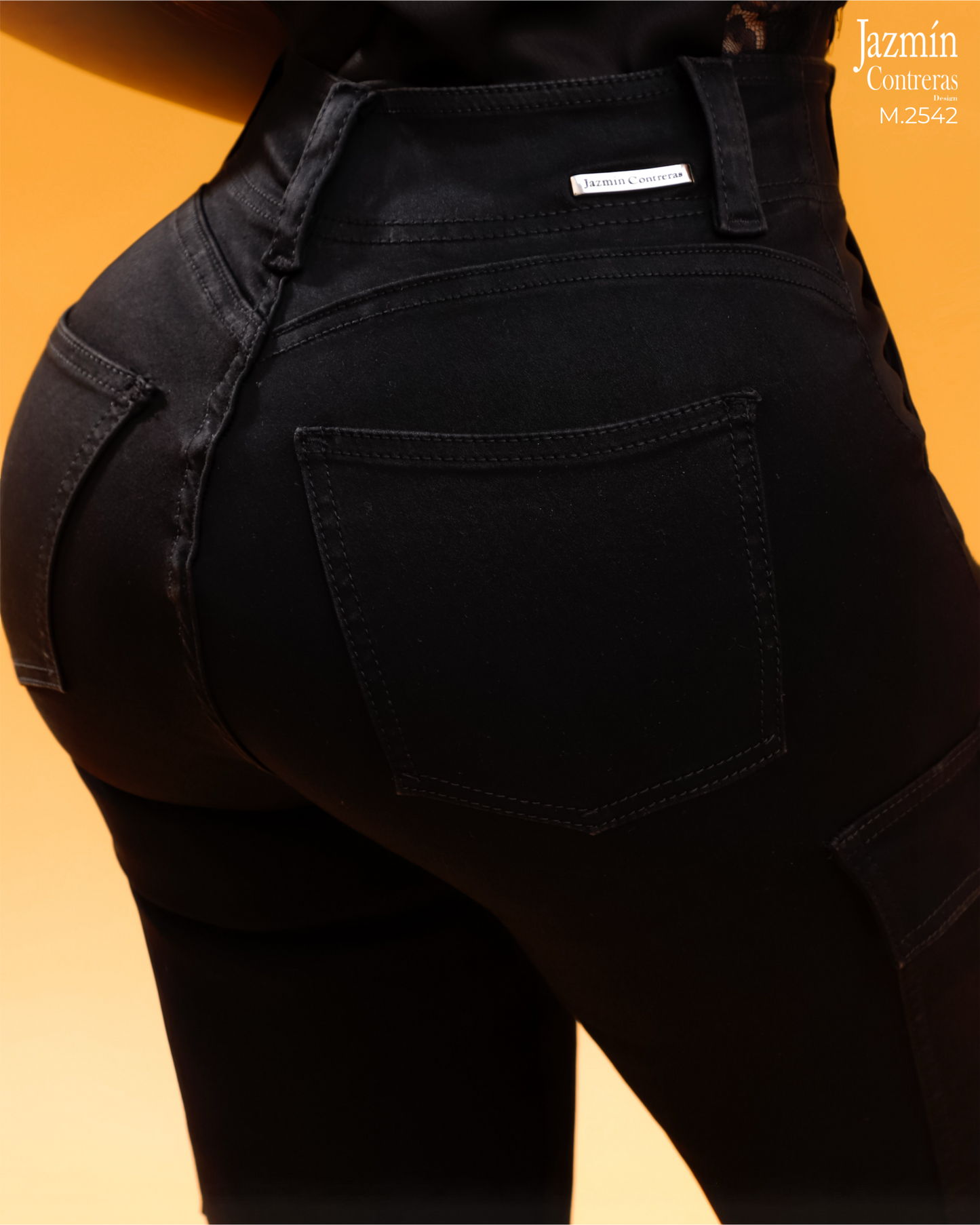 Jeans cargo, negro con bolsas traseras.