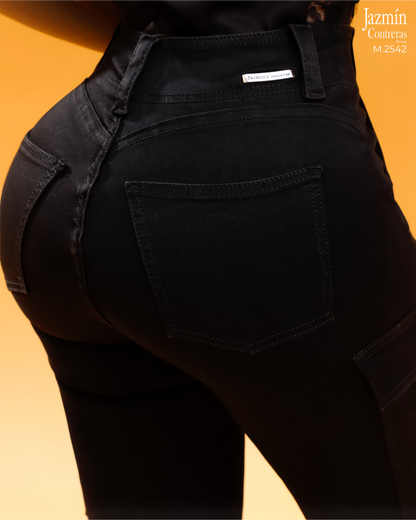 Jeans cargo, negro con bolsas traseras.