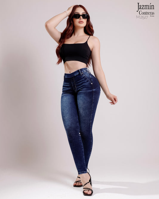 Leggings oscuro de mezclilla.