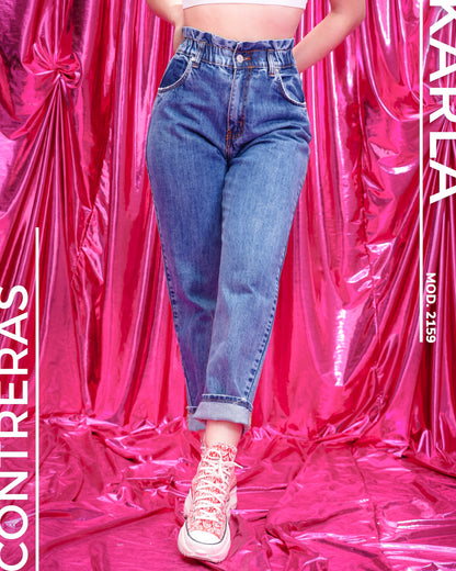 Jeans momfit, con resorte en pretina, azul oscuro.