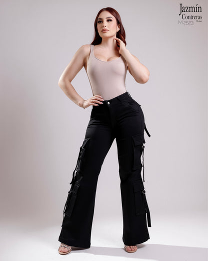 Cargo con hebillas, color negro.