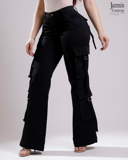Cargo con hebillas, color negro.