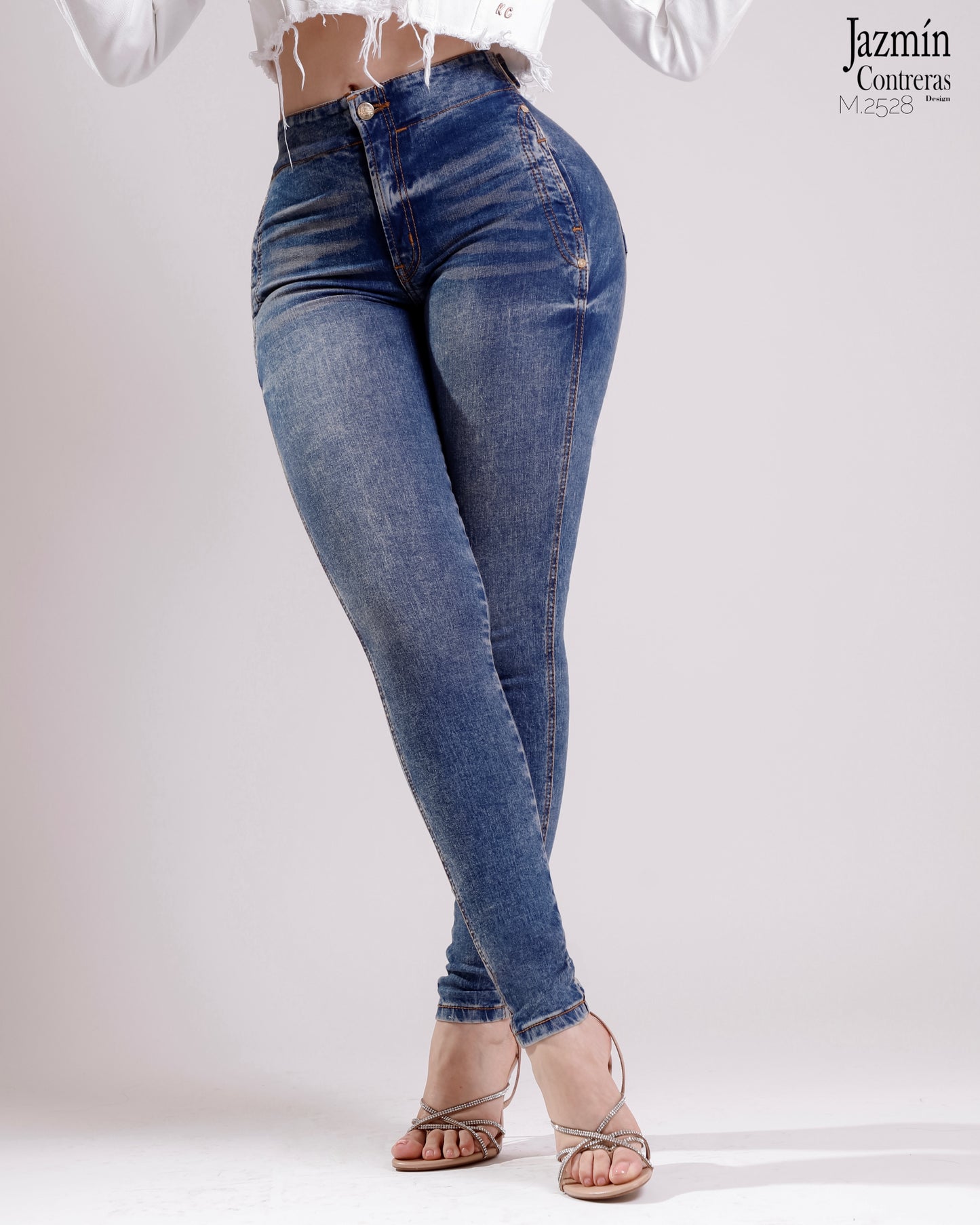 Jeans skinny con hebillas