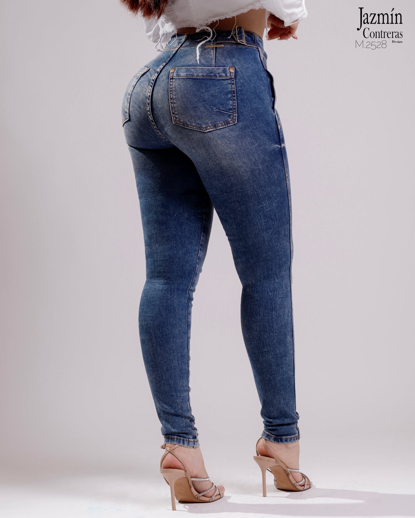 Jeans skinny con hebillas