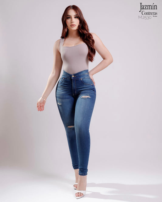 Jeans basico, con abertura en pretina, azul claro.