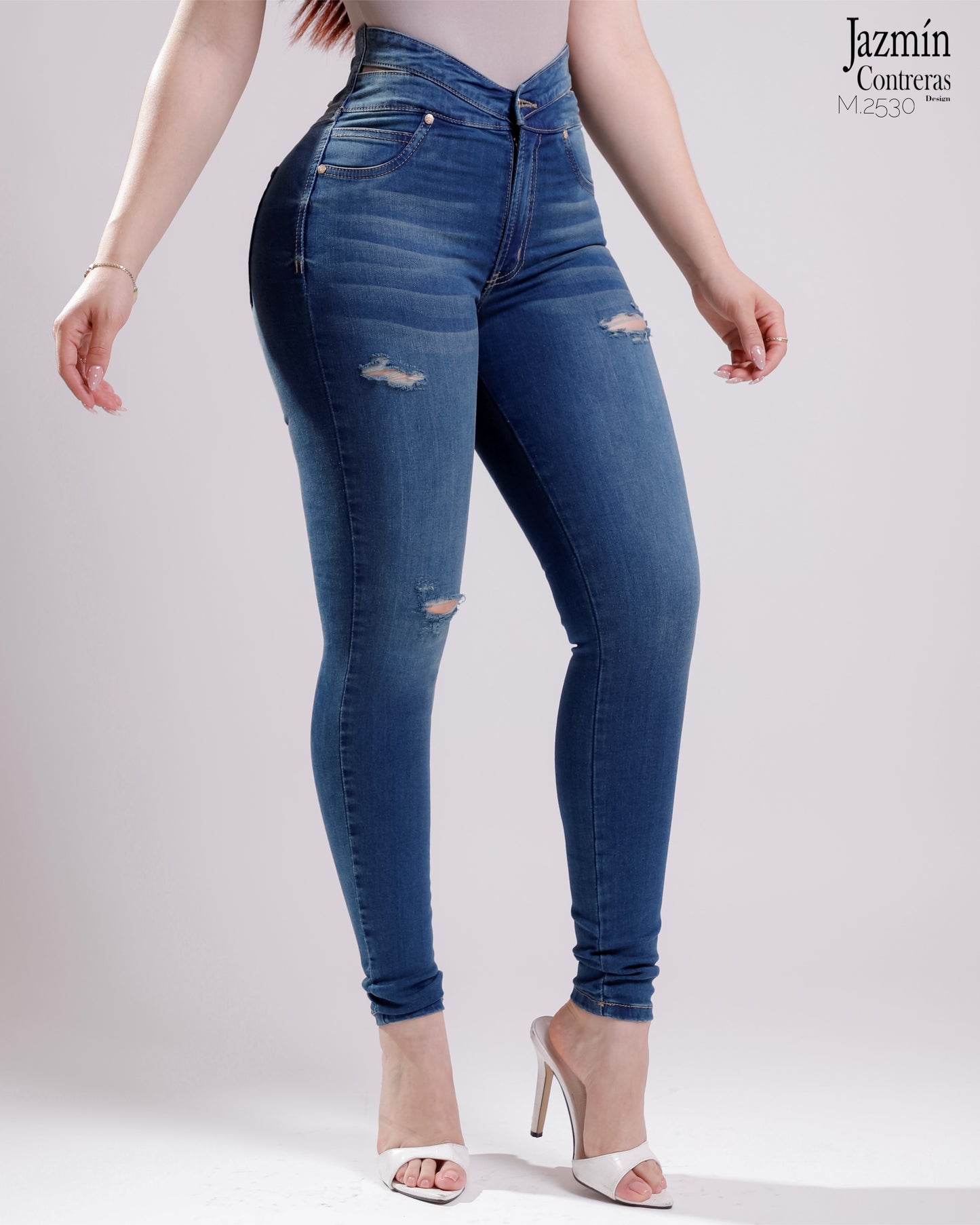 Jeans basico, con abertura en pretina, azul claro.