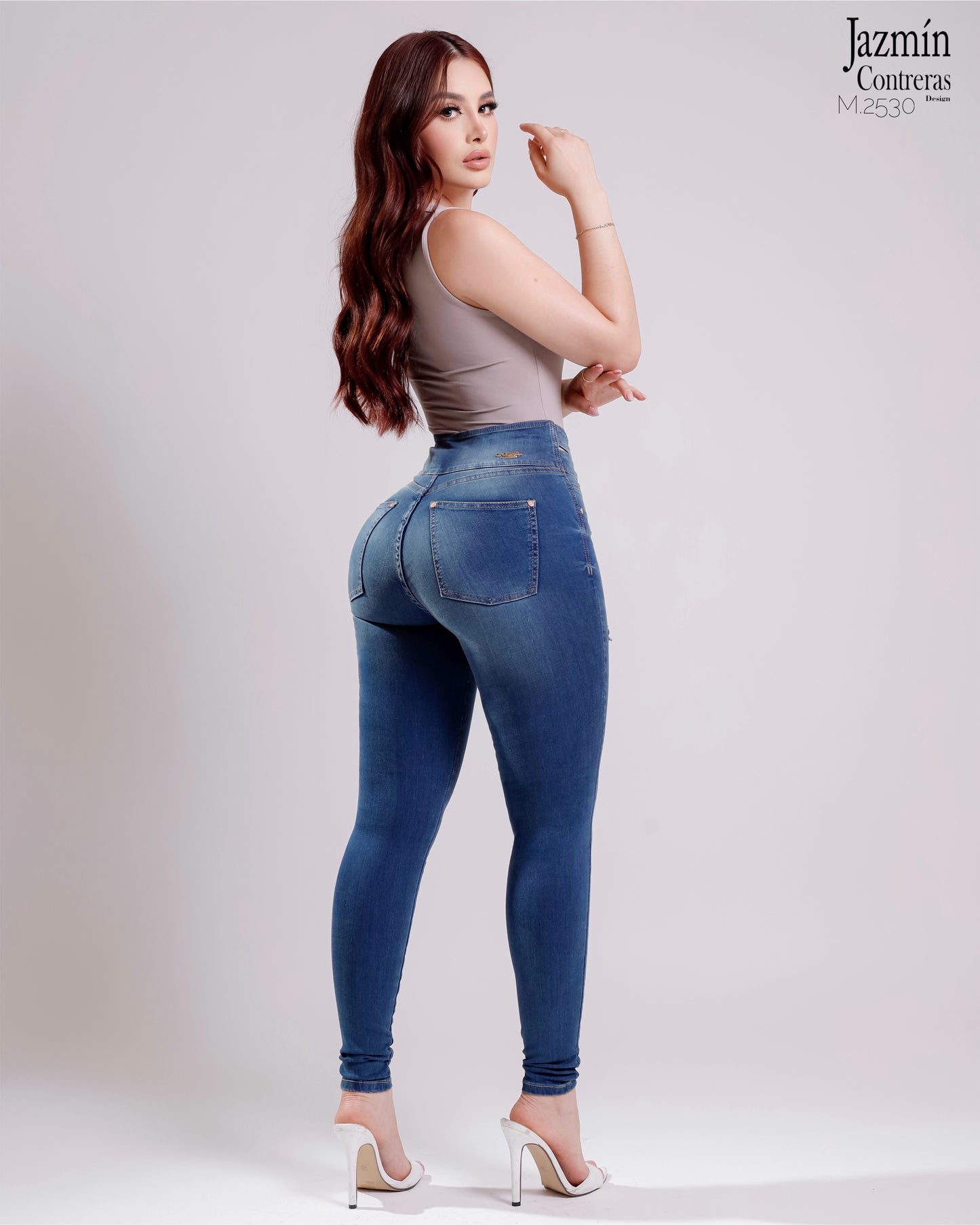 Jeans basico, con abertura en pretina, azul claro.