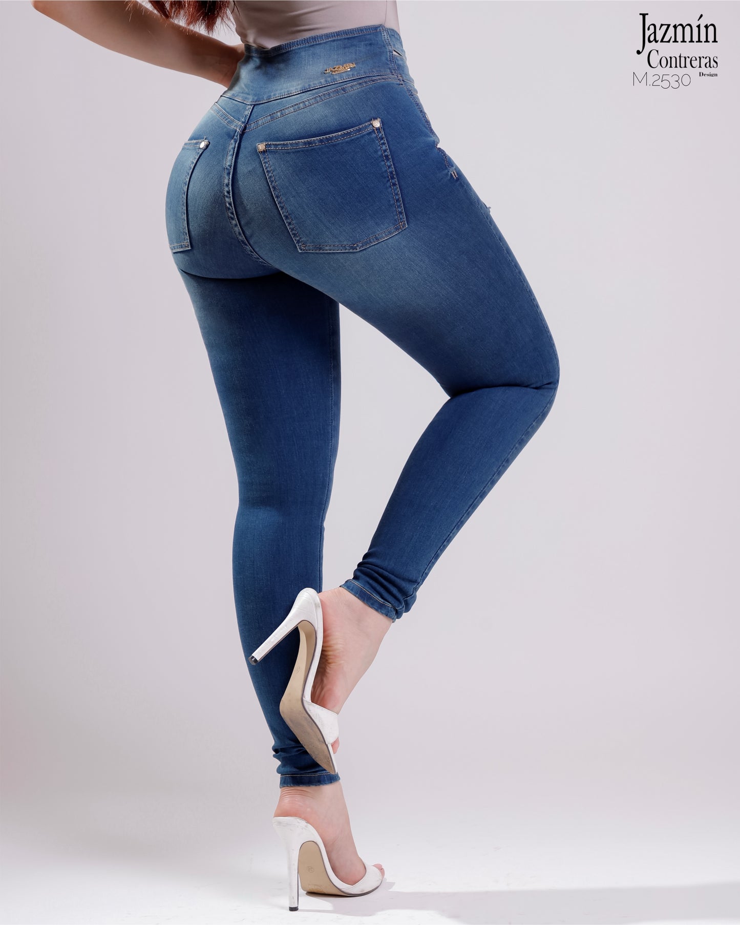 Jeans basico, con abertura en pretina, azul claro.
