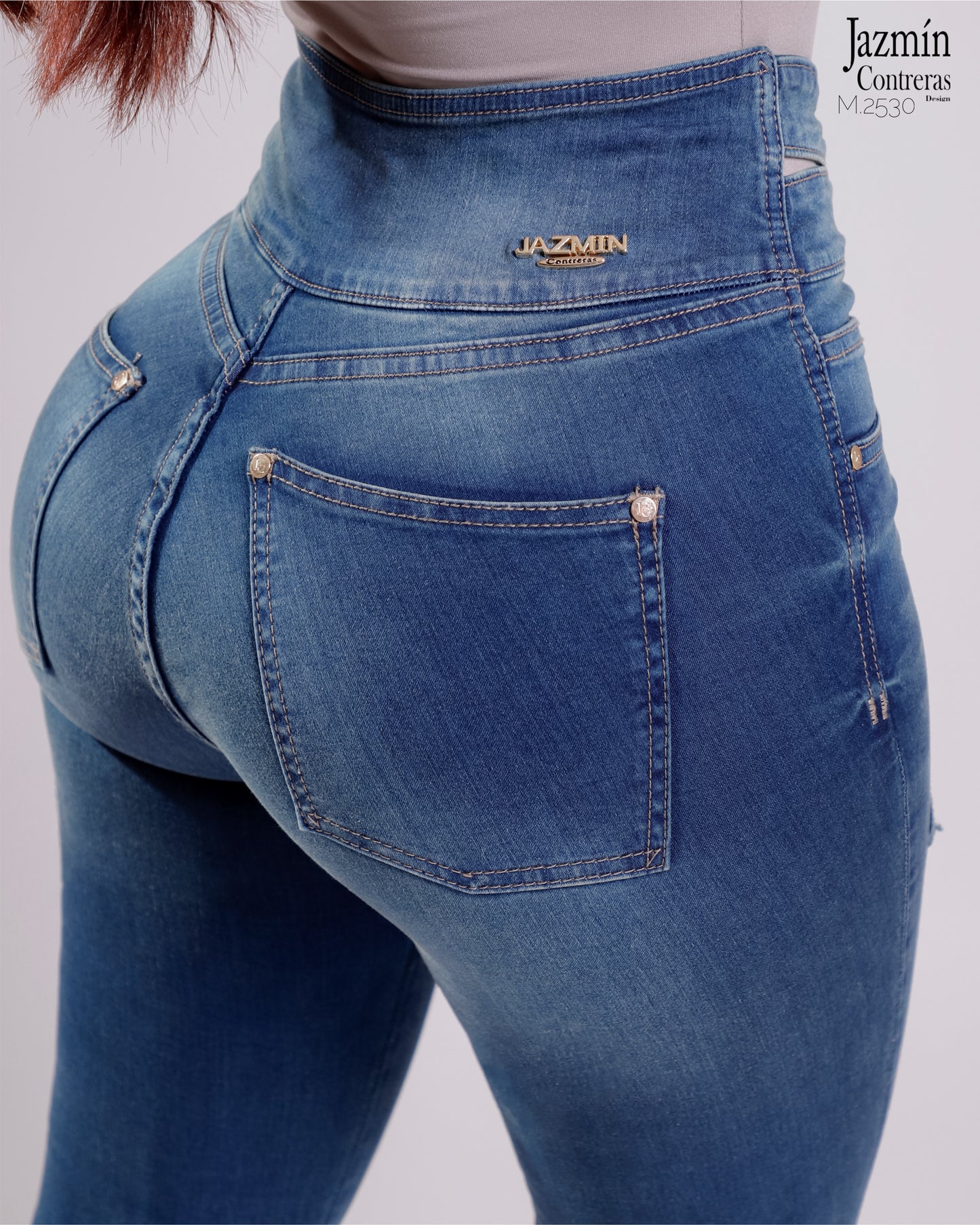 Jeans basico, con abertura en pretina, azul claro.