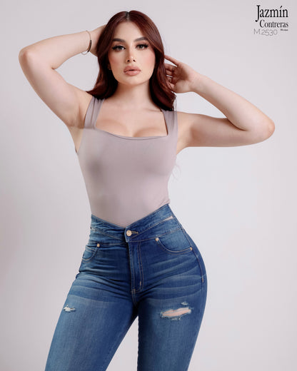Jeans basico, con abertura en pretina, azul claro.