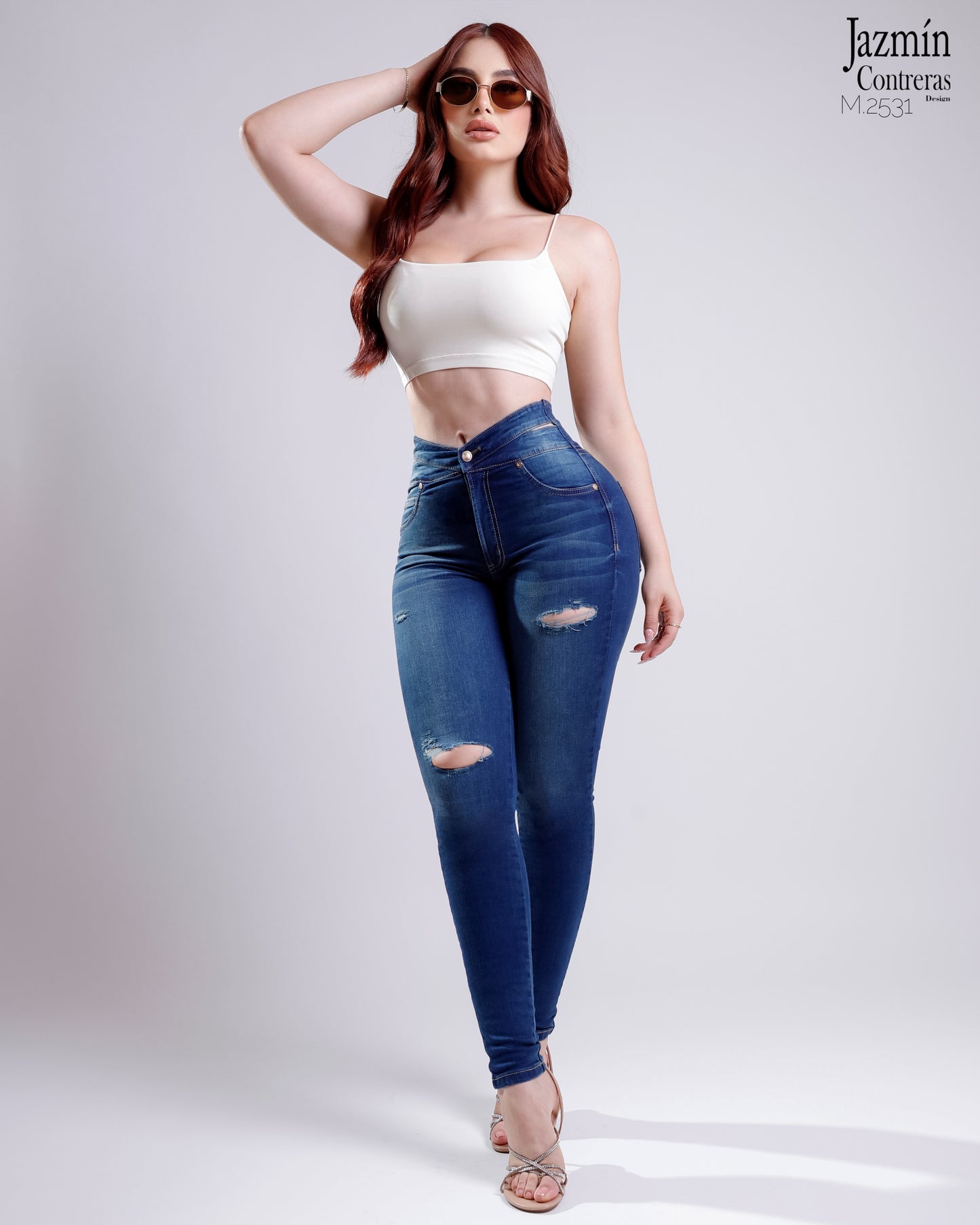 Jeans basico, con abertura en pretina.