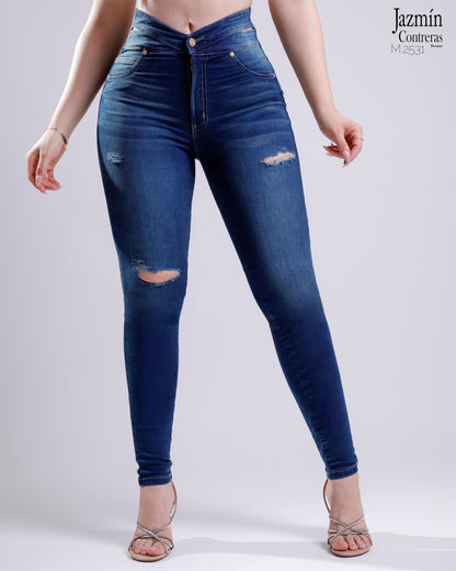 Jeans basico, con abertura en pretina.