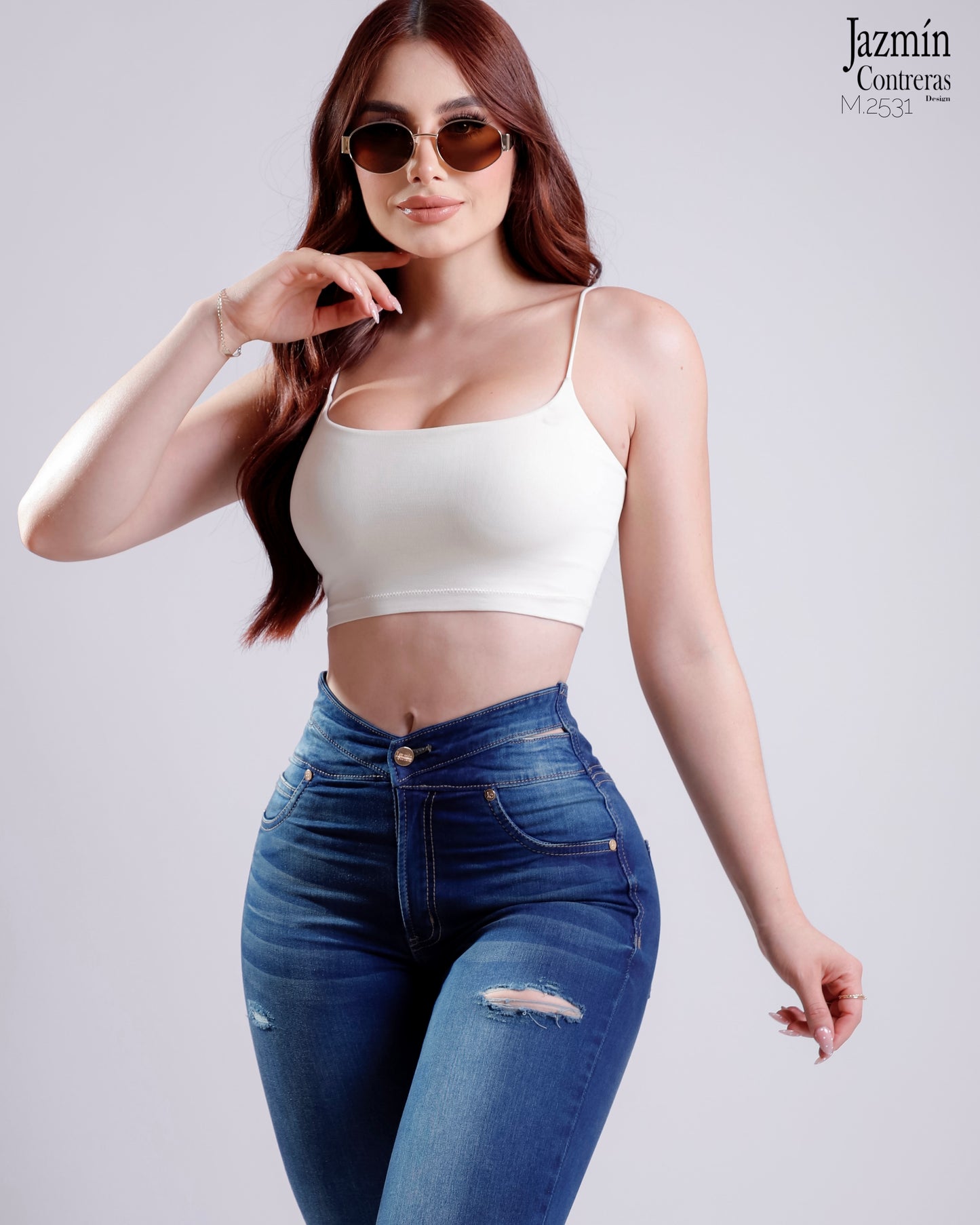 Jeans basico, con abertura en pretina.