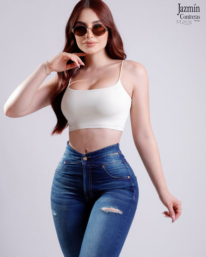 Jeans basico, con abertura en pretina.