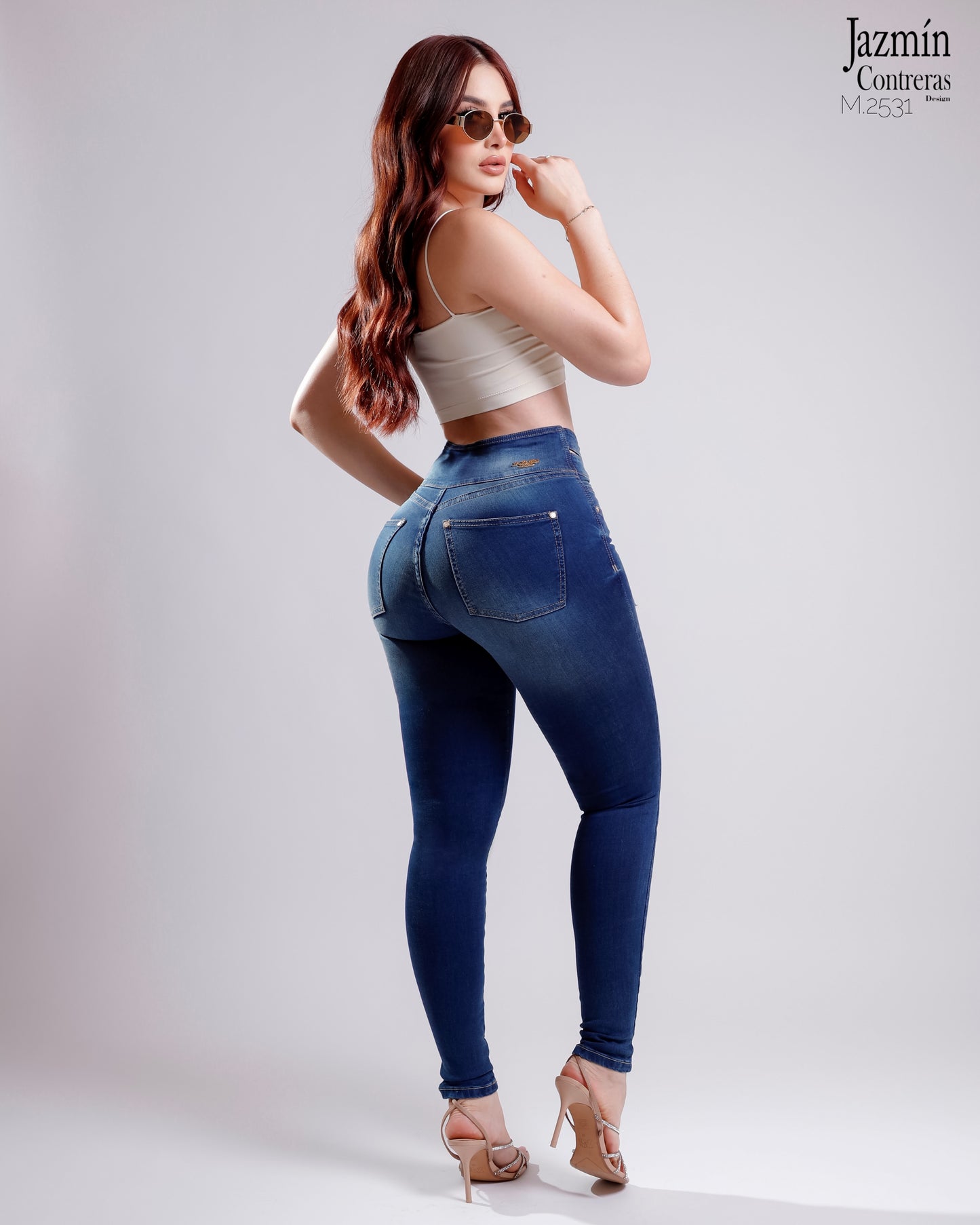 Jeans basico, con abertura en pretina.