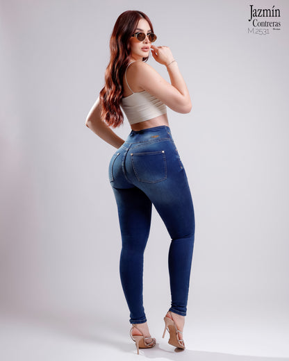 Jeans basico, con abertura en pretina.