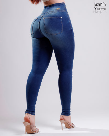 Jeans basico, con abertura en pretina.