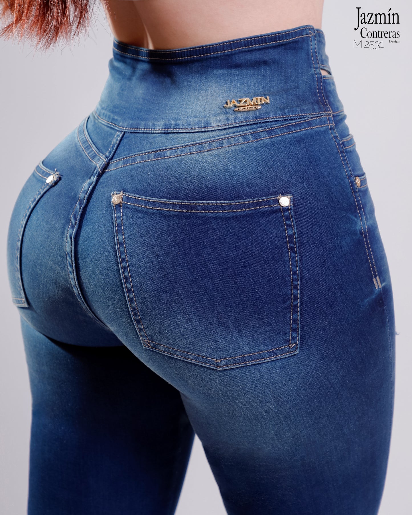 Jeans basico, con abertura en pretina.