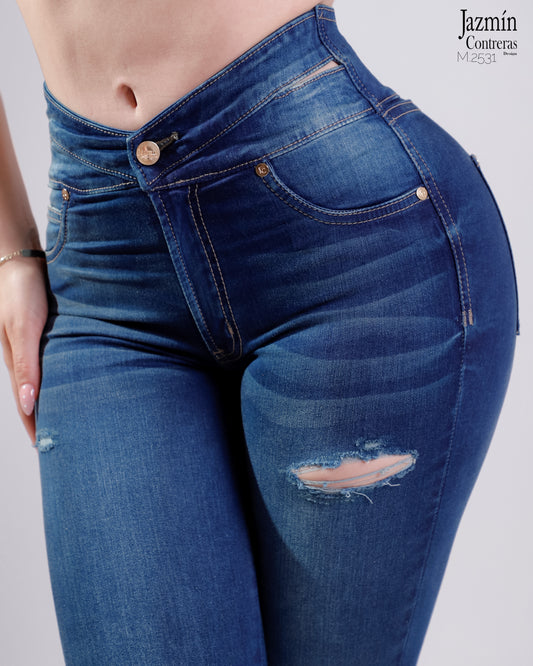 Jeans basico, con abertura en pretina.