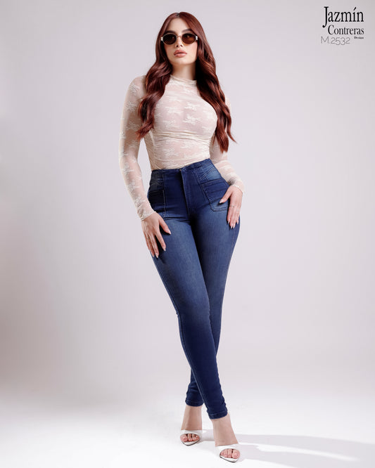 Jeans skinny. Corte Colombiano, costuras en azul.