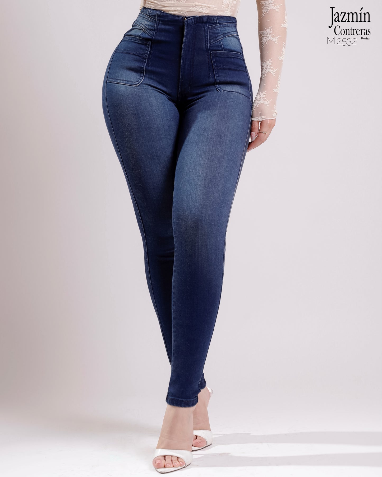 Jeans skinny. Corte Colombiano, costuras en azul.