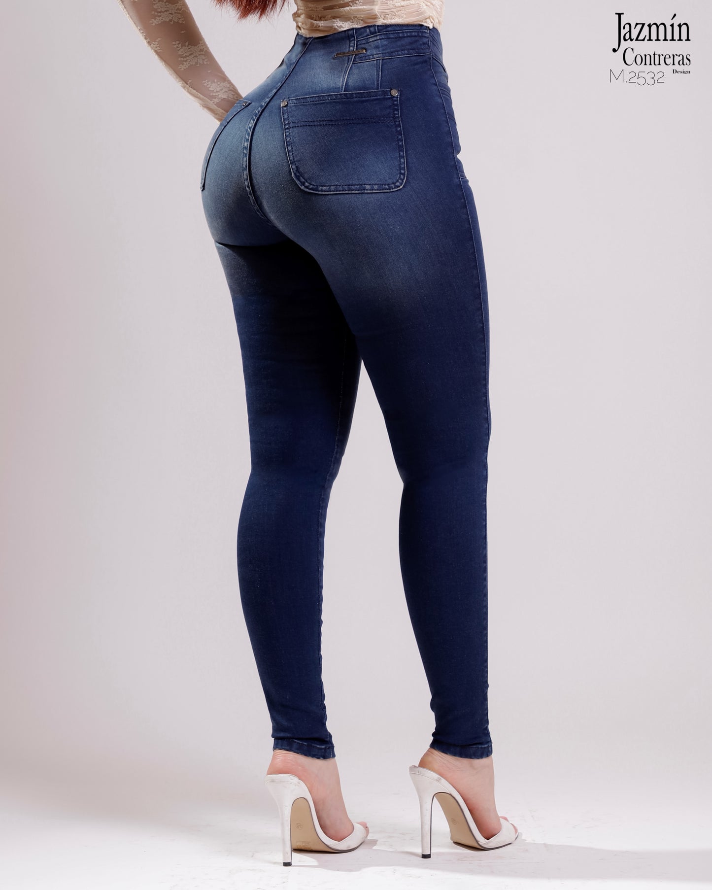 Jeans skinny. Corte Colombiano, costuras en azul.